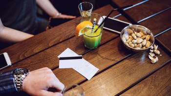 “¿Quién paga la cuenta?”, la pregunta en broma que puede volverse un problema (Shutterstock)