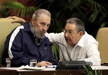 Fidel y Raúl Castro (AP)