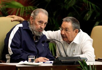 Fidel y Raúl Castro en