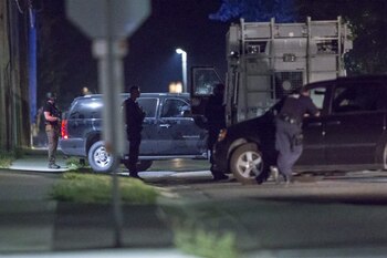 Agentes policiales en las afueras