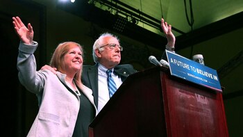 Bernie Sanders y su esposa,