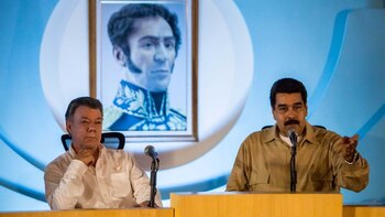 Juan Manuel Santos junto a