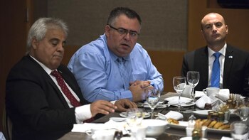 David Bitan (centro) alertó sobre