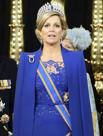 Vestido azul real, diseñado por Jan Taminiau con cristales Swarovski bordados en Francia que lució en la jura de su coronación acompañada de una imponente diadema de 655 brillantes y 31 zafiros, que perteneció a la reina Emma (Télam)
