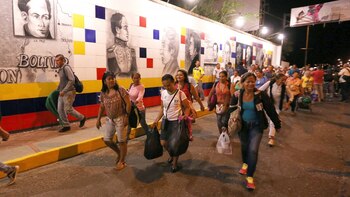 Miles de venezolanos cruzan a