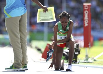 Etenesh Diro corrió descalza más