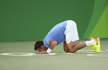 Del Potro besa el logo de los JJOO luego de clasificar a la final (Reuters)