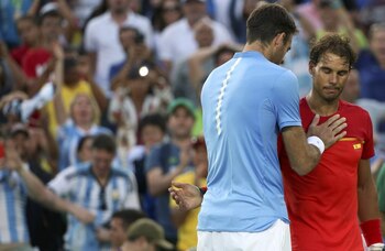 Del Potro consuelo a Rafa Nadal, tras eliminarlo de los Juegos Olímpicos (Reuters)