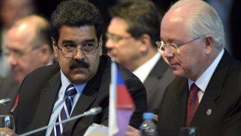 Nicolás Maduro, con el embajador