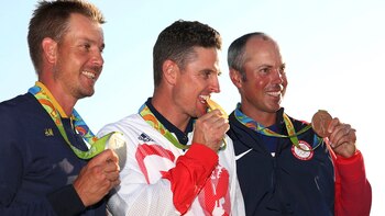 Los tres medallistas celebran en el podio (Reuters)