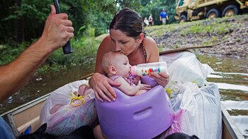 Los ciudadanos también contribuyeron a los esfuerzos de rescate (AP)