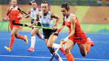 Bajo una lluvia torrencial, Las