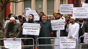 Manifestación encabezada por Choudary frente