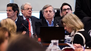 Juan José Aranguren (centro), junto