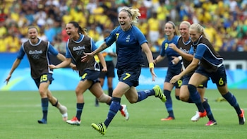 Las resonancias mostraron que “el volumen de materia blanca dañada en las jugadoras de fútbol era cinco veces mayor que en los jugadores masculinos” (AP)