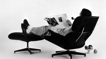 Charles Eames sentado en su