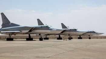 Bombarderos rusos Tu-22M3 en la base militar de Hamadán, en Irán (AP)