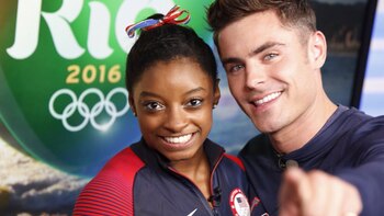 Simone Biles junto a Zac
