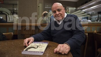 Bayarri con su libro, en