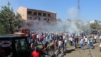 El ataque con coche bomba contra el cuartel policial de Elazig dejó al menos tres muertos (Reuters)