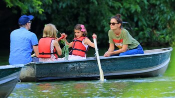 Suri Cruise junto a su
