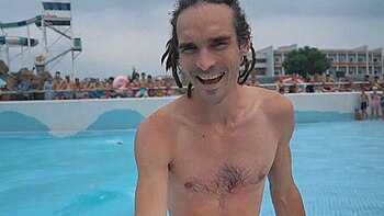 Louis Cole en uno de