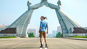 Louis Cole en el monumento