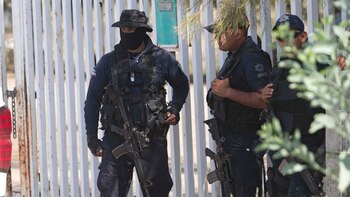 Policías mexicanos montan guardia en