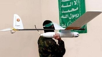 Un combatiente de Hezbollah prueba