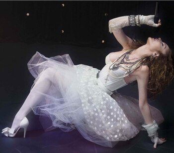 Vestida de novia, su emblemático