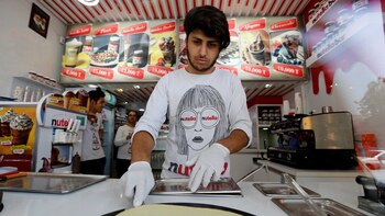 Un empleado iraní preparando una