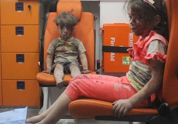 Omran Daqneesh, junto a su hermana en una ambulancia (Reuters)
