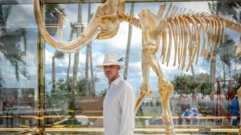 Alan Faena posa frente a