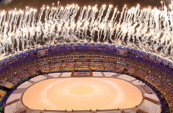 El baile, la música, el color y los fuegos artificiales fueron protagonistas de la ceremonia de clausura (Reuters)