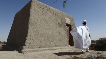 Entrada del mausoleo Alpha Moya
