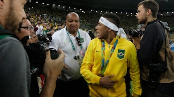 Neymar discutió con algunos hinchas