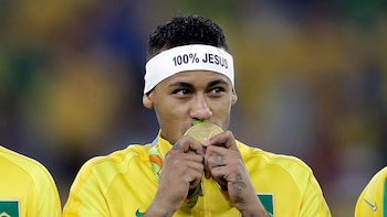 Neymar ganó la primera medalla de oro olímpica de fútbol de la historia de Brasil (AP)
