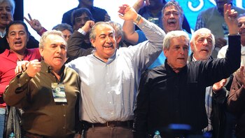 El triunvirato asumió el 22