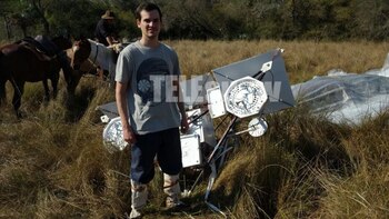 Junto al globo había baterías
