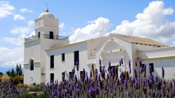 La Merced del Alto se destaca imponente sobre el pintoresco valle rodeado de cerros, ríos y arroyos