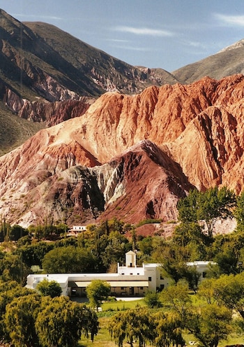 Enmarcado en un paisaje deslumbrante, El Manantial del Silencio se encuentra ubicado a 500 metros del pueblo de Purmamarca