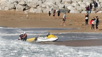 Los salvavidas logran rescatar a