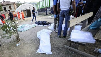 Cuerpos rescatados entre los escombros