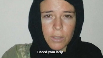 Kayla Mueller durante el video