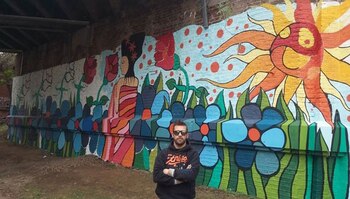 Catriel López y su mural