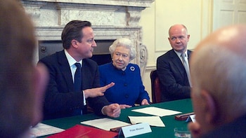 David Cameron con la reina