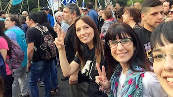 Mayra Mendoza (de remera negra)