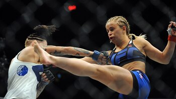 Paige VanZant conectó una patada