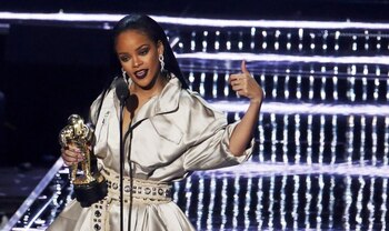 Rihanna recibe un premio por