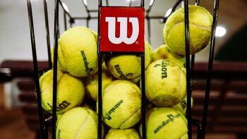 Debido al desgaste, se emplean muchas pelotas a lo largo del torneo (Shutterstock)